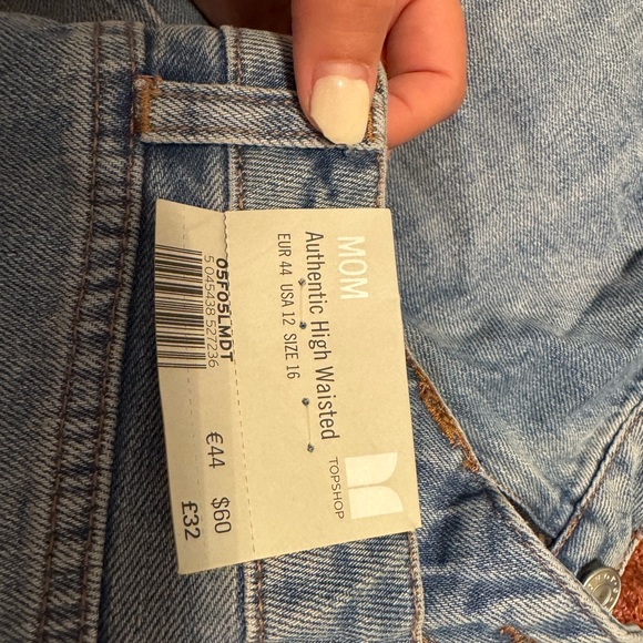 Top ship NWT high waisted mom Jean shorts - Picture 3 of 3